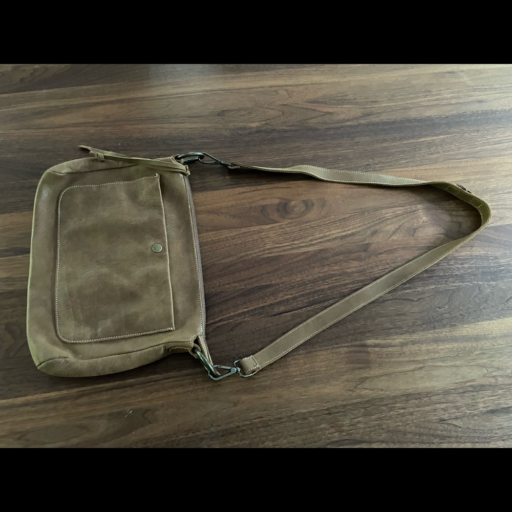 Leather bag with a lot if pockets. Very good condition.
